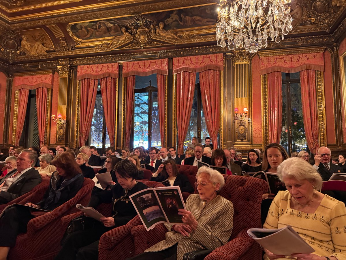 S_Loussouarn's tweet photo. Christmas Carols at the Travellers on 9 December 2025 with the Oxford and Cambridge Society and the English Speaking Union. A lovely occasion https://t.co/DN9ssT3glK