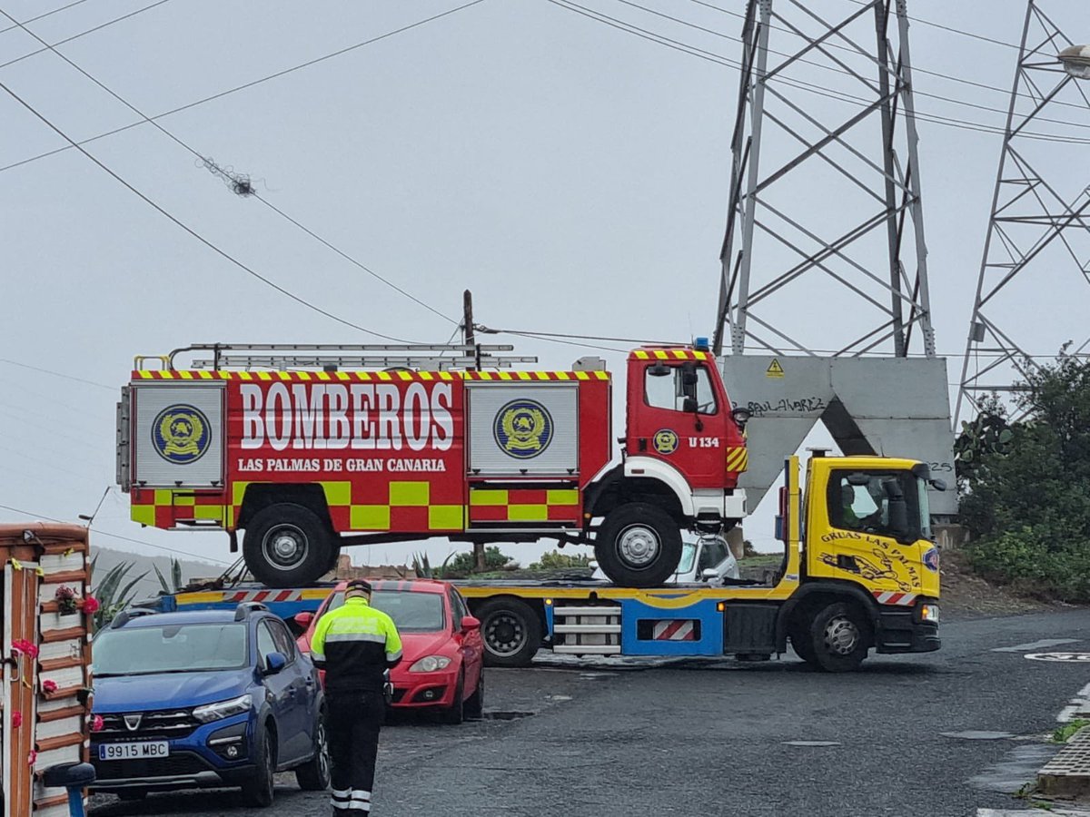 Incendio en el Lomo del Sabinal al q tienen que acudir TODOS los efectivos que hay disponibles en la ciudad durante horas. Nada más llegar se rompe la Cuba. Hay q solicitar ayuda al <a href="/BomberosGC/">BOMBEROS GRANCANARIA</a> por falta de recursos. 1a vez q ocurre esto, la ciudad entre tanto desprotegida.