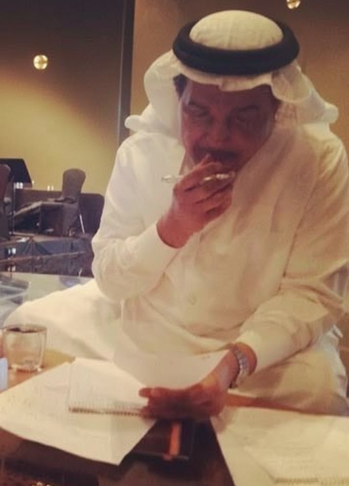 H_USS20's tweet photo. محمد عبده فنان استثنائي بموهبته، ولكنه لا يقل عن ذلك في أفكاره وخيالاته أيضًا، أتى برؤيته الخاصة ليأخذ الفن الغنائي من سطح البساطة إلى عمق المعنى، ستجد تأثيره في كل شيء.

هنا مثلًا؛ دائمًا ما يستوقفني ربطه القصائد المعاصرة التي يغنيها القصائد العربية من عصورها السابقة، ليبرهن استحقاقه للّقب الأشهر والأجدر "فنان العرب".

فتجد ارتباطًا وثيقًا في المعنى بين أبيات الموال المقتبسة وموضوع الأغنية، مؤكدًا أصالةً ممتدة.

مما استوقفني في ذلك:

"ومن يغتر بالدنيا فإني
 لبست بها فأبليت الثياب".

"لاني بندمانٍ على كل ما فات
أخذت من حلو الزمان ورديّه
هذي حياتي، عشتها كيف ما جات
آخذ من أيامي.. وأرد العطية".

وأيضًا:

"بي مثل ما بك يا قمرية الوادي
ناديتُ ليلي فقومي في الدجى نادي".

"ريّانة العود، نادي الليالي تعود".
-
وإلى آخره من فنّ الاقتباس والربط.
-
يا لعظمة هذا الفنان الذي لن يتكرر في كماله، شمولية ليس لها آخر.