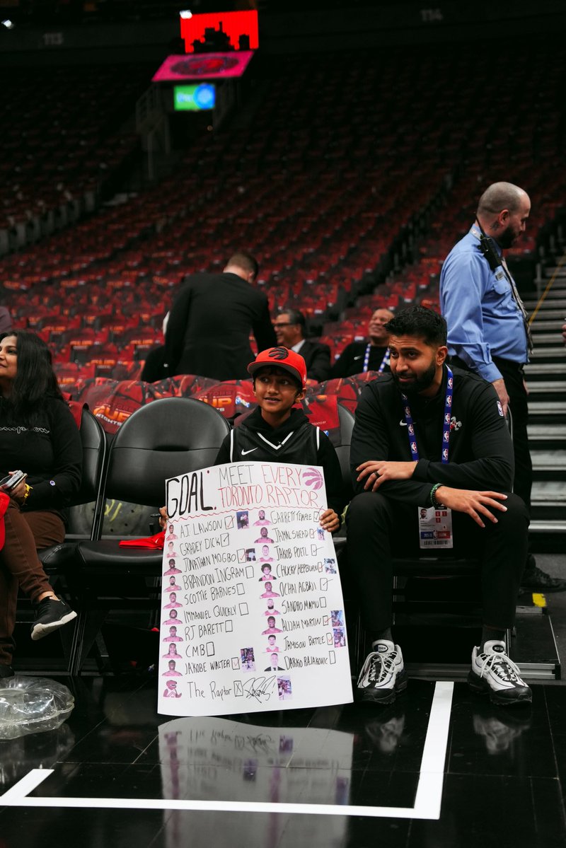 Kiaan pulled up with a sign and a mission at our Sherway Fan Access pop-up: meet every Raptors player this season. So we brought him out last night. Seeing dreams like his come to life is what it’s all about. ❤️