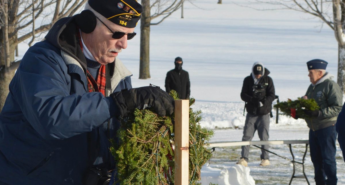 AmericanLegion's tweet image. The 33rd @WreathsAcross America Day takes place Dec. 13. Each year, more than 1 million wreaths are placed in more than 2,000 locations in the U.S. &amp;amp; around the world to honor #veterans buried there.
#LegionFamily members participating encouraged to share their photos/stories at…