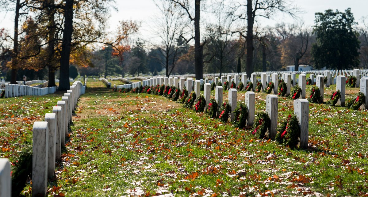 AmericanLegion's tweet image. The 33rd @WreathsAcross America Day takes place Dec. 13. Each year, more than 1 million wreaths are placed in more than 2,000 locations in the U.S. &amp;amp; around the world to honor #veterans buried there.
#LegionFamily members participating encouraged to share their photos/stories at…