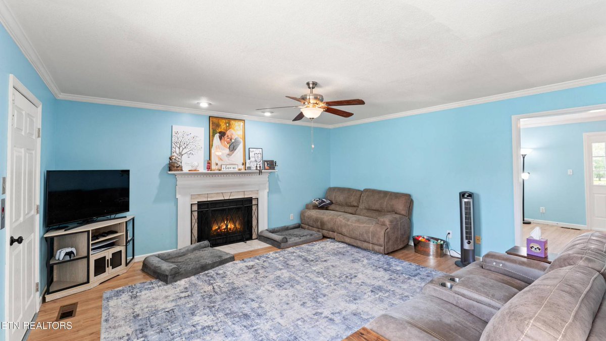 Welcome home 🏡 This beautifully maintained 4 BED, 2.5 BATH home offers 2,853 square feet of comfortable living space in one of Knoxville's most convenient and desirable locations.

📍 7424 Castlegate Blvd, Knoxville, TN 37918

Take a look: shawnwilmoth.com/d8rdwo23