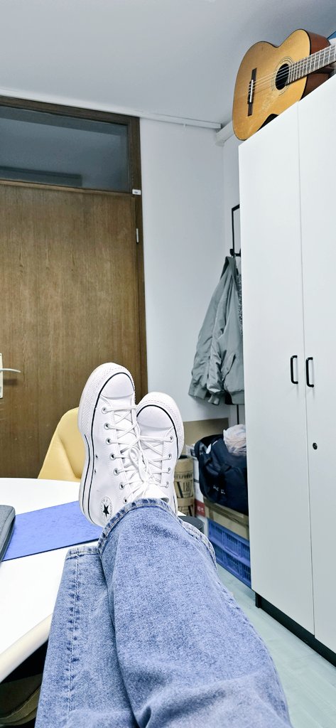 Prvi delovni dan na novem delovnem mestu, v stari #pisoarna, sama ko ena sirota Jerica. Nihče ne ve točno nič, znane so samo osnovne smernice, vse bomo sproti ugotavljali, vse se bo pošlihtalo.
Okej, ni frke. Sam da delovna doba teče, jaz pa zaključujem stare zadeve.