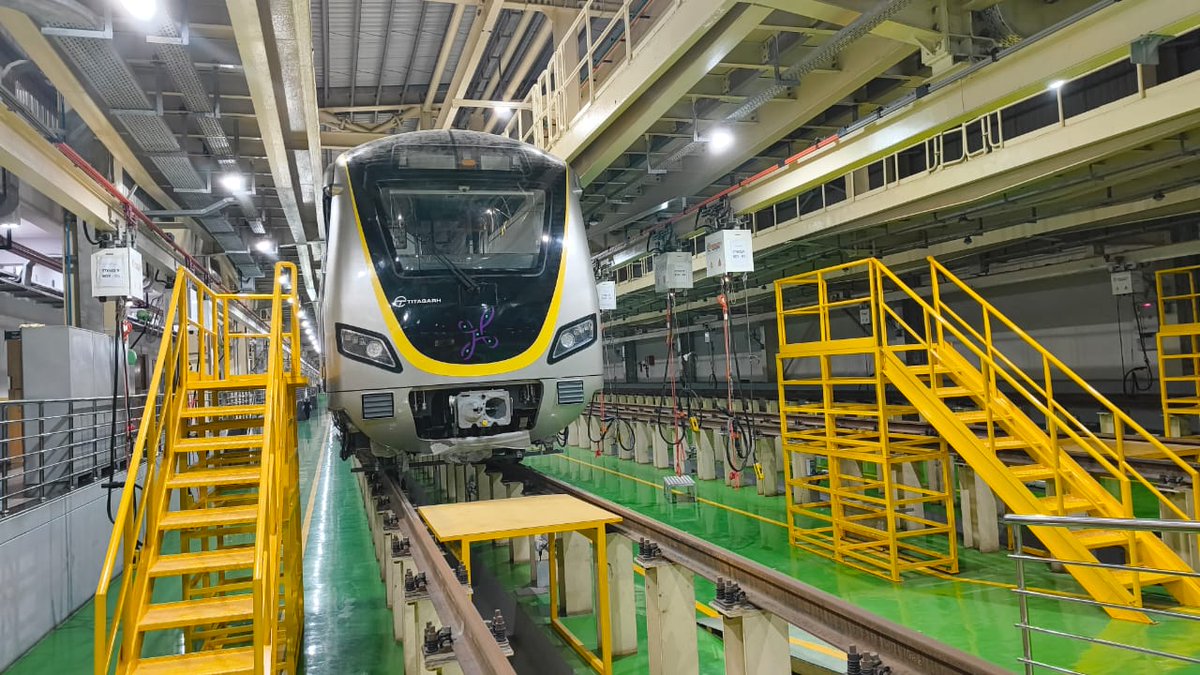 ever_pessimist's tweet image. Sixth #YellowLine is likely to enter service on Dec 22 (Mon), improving peak-hour headway to 12mins.

#BengaluruMetro is  unlikely to advance the start time from the current 6am.

One train may be kept as a traffic spare.

Pic: TS6 at Hebbagodi depot

@WF_Watcher @blrmetrotracker