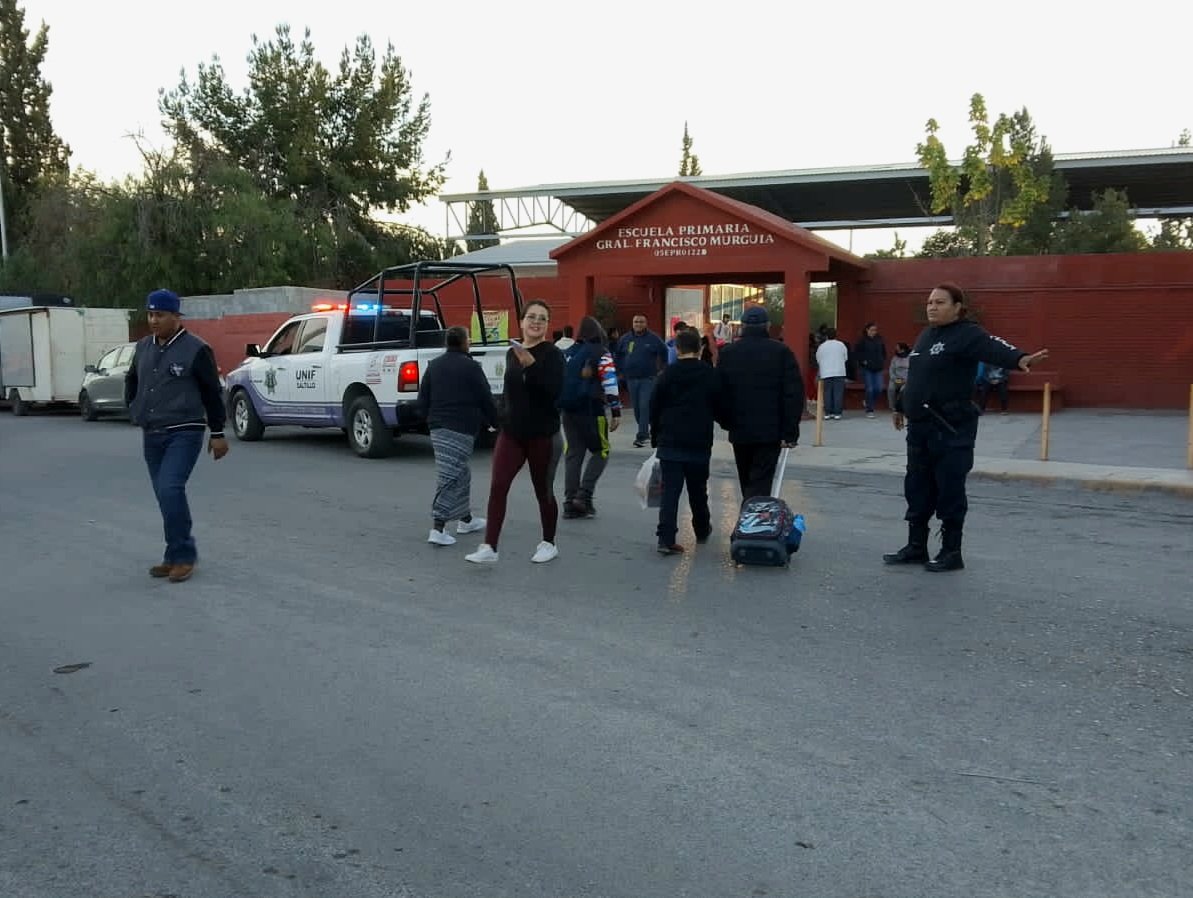Elementos de la Policía Preventiva, Agrupamiento Violeta y Unidad de Integración Familiar acudieron a zonas escolares para apoyar a padres de familia y estudiantes durante la entrada.
Se brindó apoyo vial en primarias de las colonias Bellavista, González Cepeda y Buenos Aires.