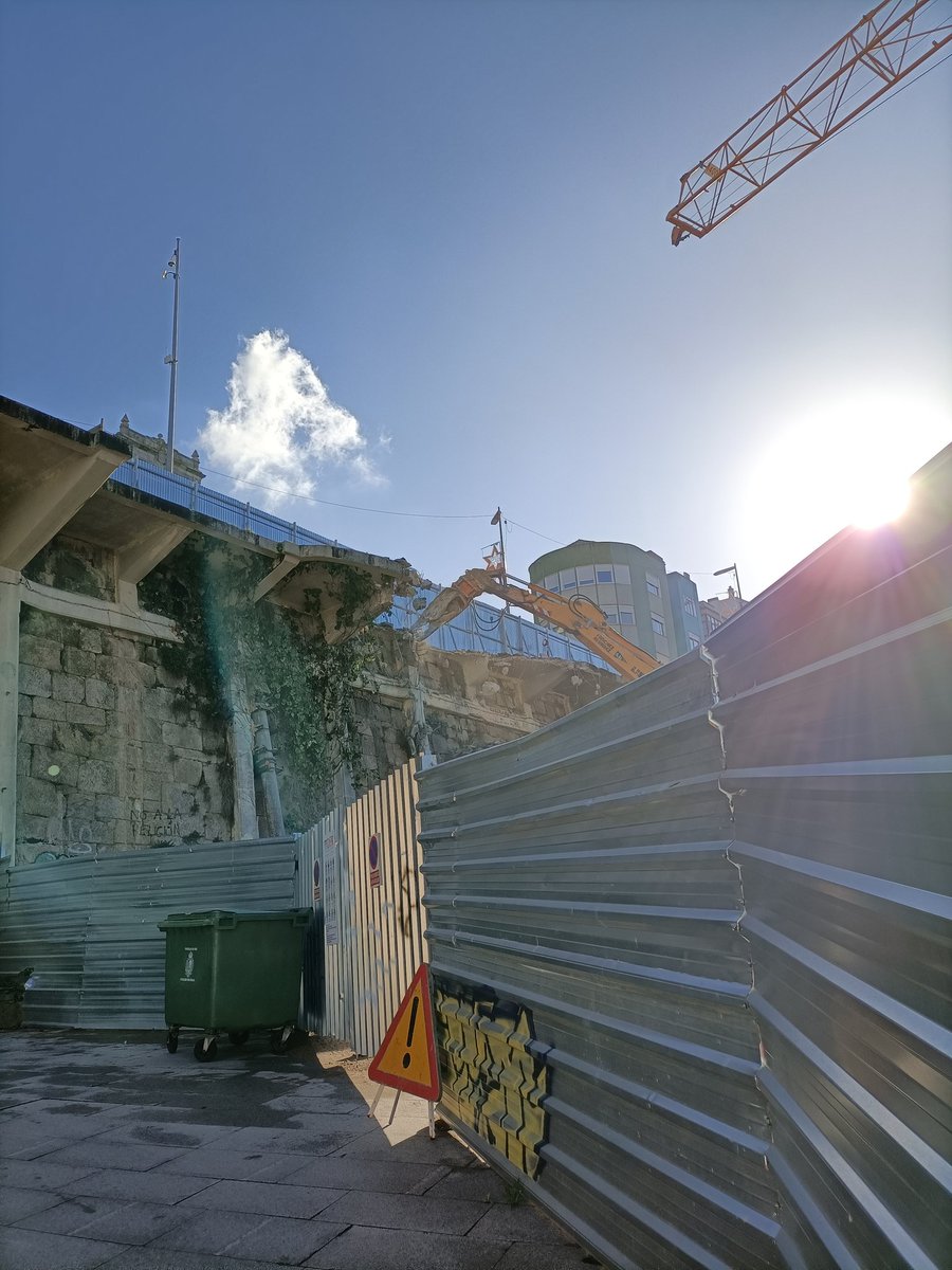 Suma y sigue.Las vallas y el lucerio de <a href="/abelcaballero/">Abel Caballero</a> impiden al visitante contemplar la realidad que hay detrás de las luces... Desmantelamiento del patrimonio de la ciudadanía. Despacito, pasito a pasito...