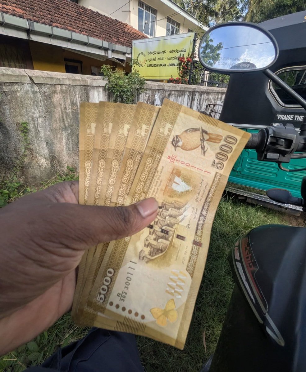 H_S_KandyHamu's tweet photo. ජීවිතේ පලවෙනි වතාවට රජයකින් මුදල් ආධාරයක් ලැබුනා.

ඒකත් හරිම ලේසියෙන්.
●සංවර්ධන නිලධාරි ඇවිත් බලලා විස්තර එකතු කරගෙන ගියා
●ග්‍රාම නිලධාරී ෆෝම් එක පුරවලා ගෙනත් දෙන්න කිව්වා
●පහුවදා​ට එන්න කියලා මුදල් අතටම දුන්නා

ඉස්සර වගේ නෙවේ හරි වෙනස් සහ කාර්ය්‍යකෂමව නිලධාරින් වැඩ කරනවා ❤️ https://t.co/COd6eyNWXV