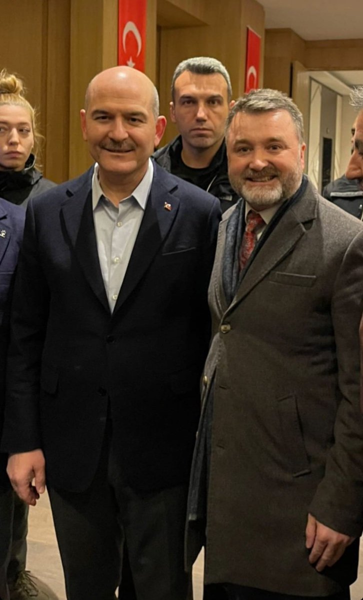 Mehmet Akif Ersoy ile birlikte uyuşturucu operasyonunda gözaltına alınan ve görevini yapan basın emekçisine vuran Ufuk Tetik, Süleyman Soylu ile...
Fotoğrafın tarihi 2022...

Soylu ile yakın olduğu söyleniyor...