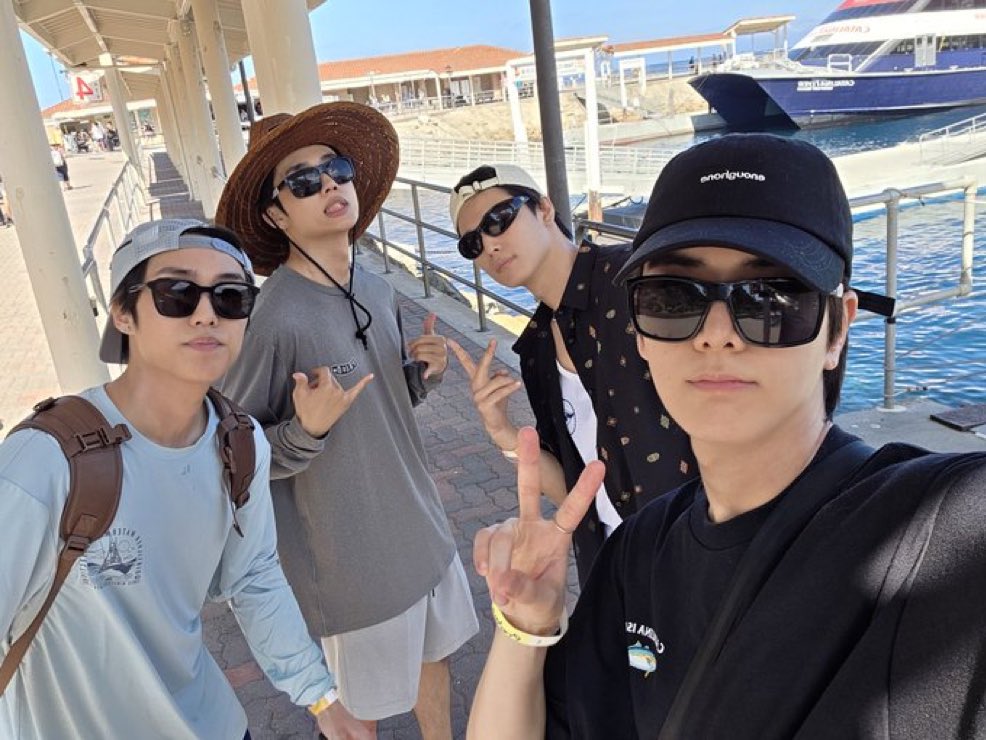 난 또 얼마나 나왔다고 ㅋㅋ 
이정도 털은 털도 아니지 ....