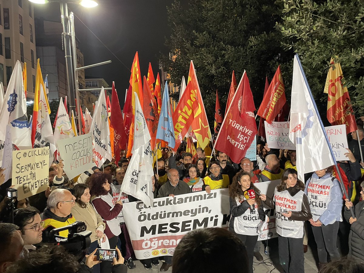 Çocuklarımızı öldürmeyin, MESEM'i kaldırın..
Öğrencileri serbest bırakın..
Sendikaların ve gençlik örgütlerinin çağrısıyla Kadıköy Süreyya Operası önünde kitlesel bir basın açıklaması yapıldı..