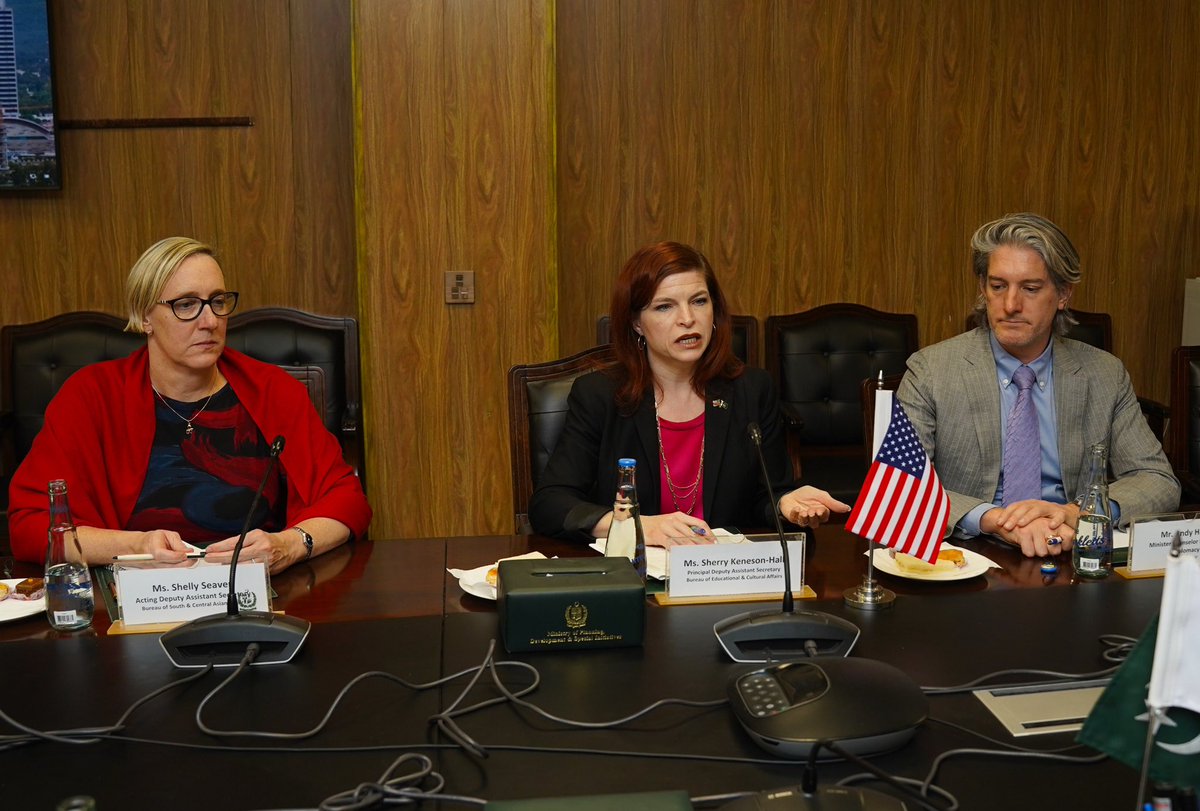 PlanComPakistan's tweet image. U.S. Principal Deputy Assistant Secretary Sherry Kensen Hall Calls on Federal Minister Prof. Ahsan Iqbal in Islamabad today. Both sides discussed strategic collaboration in education, research, and human capital development.

Prof. Iqbal highlighted:
✔️ Boosting scientific and…