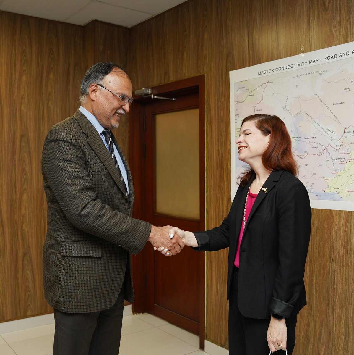 PlanComPakistan's tweet image. U.S. Principal Deputy Assistant Secretary Sherry Kensen Hall Calls on Federal Minister Prof. Ahsan Iqbal in Islamabad today. Both sides discussed strategic collaboration in education, research, and human capital development.

Prof. Iqbal highlighted:
✔️ Boosting scientific and…