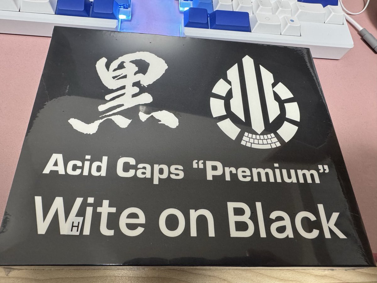 ケース白だけど、試しにAcid Caps Premium WHite on Black乗せてみた