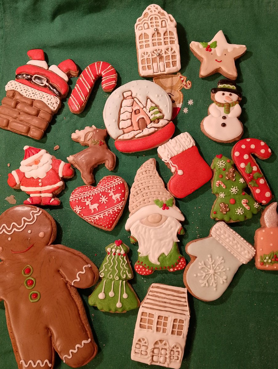 Mislim da bih trebala da vas podsetim da je ovo vreme darivanja, pa izvol'te u salony.
U DM u sam 😜