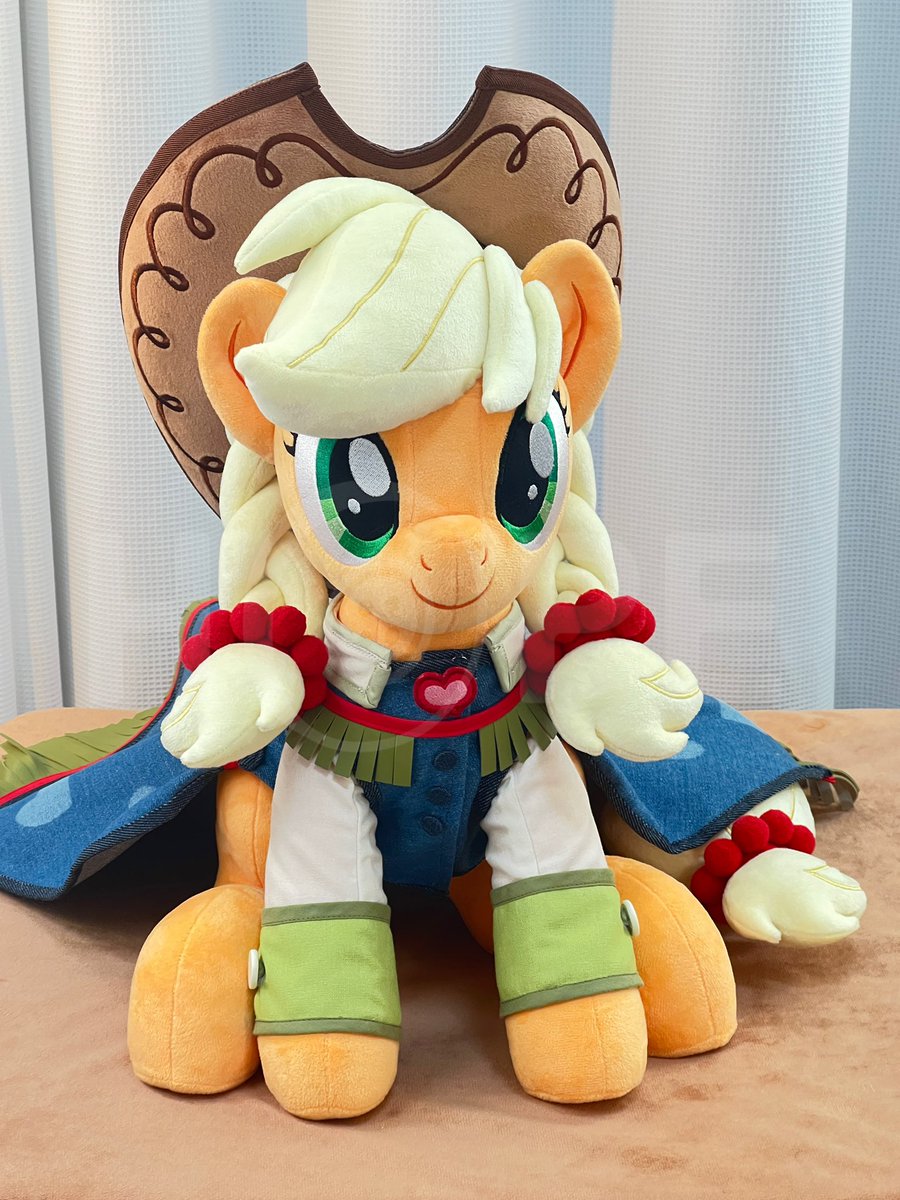 EquestriaDaily's tweet photo. Applejack is over here being adorable and I'm currently in a house with 0 Applejack plushies. Maybe I need to get one.

Time for plush! Go get them below:

https://t.co/pWJLxiESiB

Header by @50kilosofhope https://t.co/sq47lu2uaf