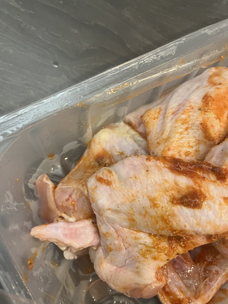gracenkolo4's tweet photo. @LidlGB not me seasoning the chicken wings and turn them over and they’re green and stink on the other side. Aren’t supposed to go bad til the 12th! Straight in the bin 🙁 https://t.co/zAy6aglmhd