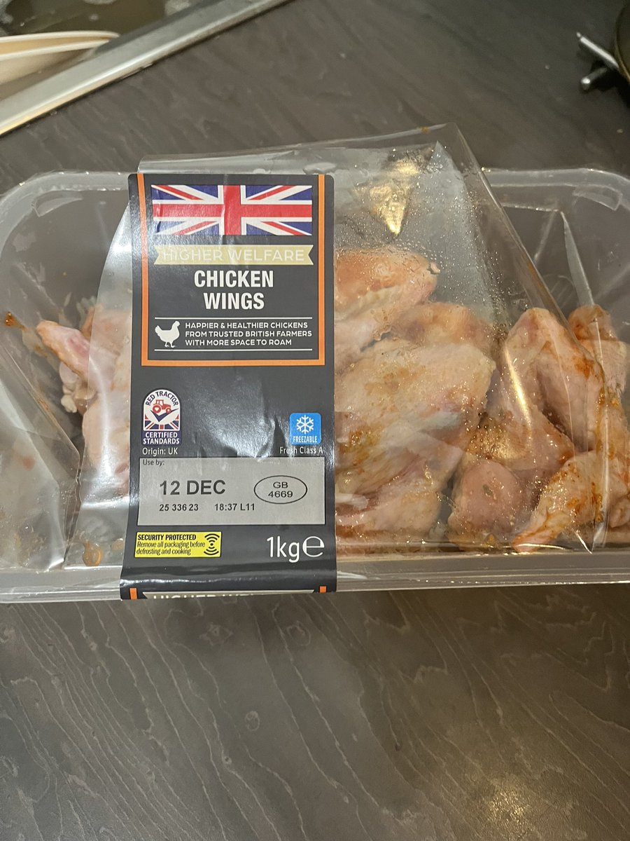 gracenkolo4's tweet photo. @LidlGB not me seasoning the chicken wings and turn them over and they’re green and stink on the other side. Aren’t supposed to go bad til the 12th! Straight in the bin 🙁 https://t.co/zAy6aglmhd