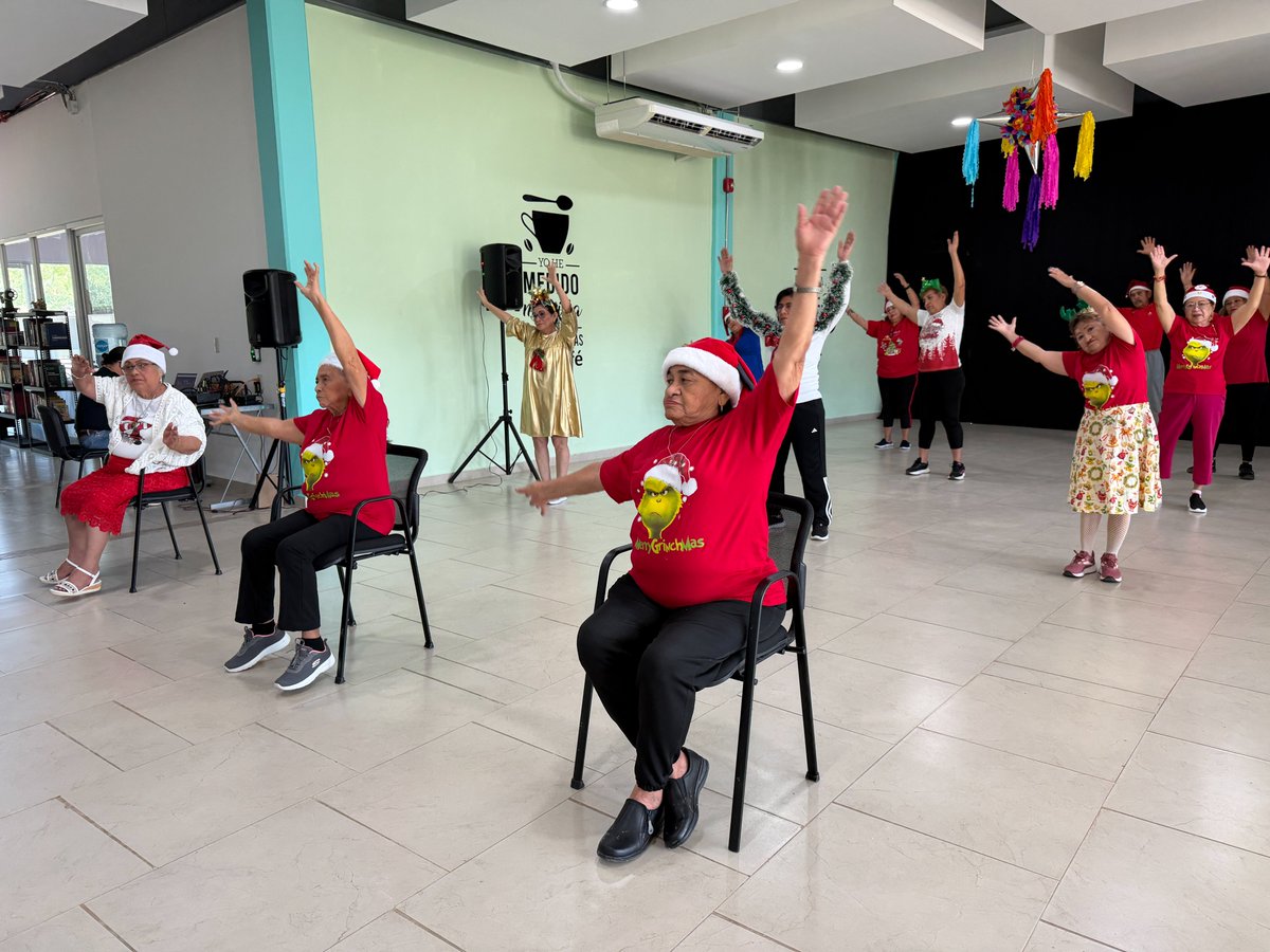 Issstecam's tweet image. Como parte de las actividades de clausura de los talleres del CIAM ISSSTECAM, se llevó a cabo una masterclass de Gerontobaile. A través de canciones alusivas a la temporada decembrina, los jubilados y pensionados disfrutaron de una sesión llena de ritmo, movimiento y convivencia.