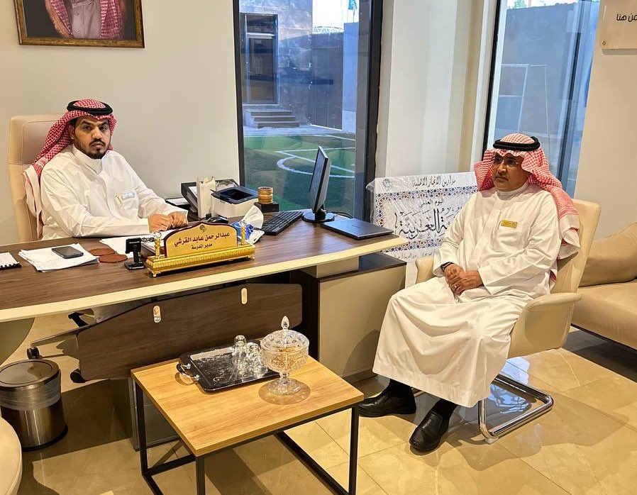 زيارة من المدير العام بمدارس الانجاز الدكتور سعيد الشريف، لثانوية الانجاز بالشرائع للوقوف على سير العمل والاشادة للعمل المقدم من ادارة المدرسة ومن المعلمين.