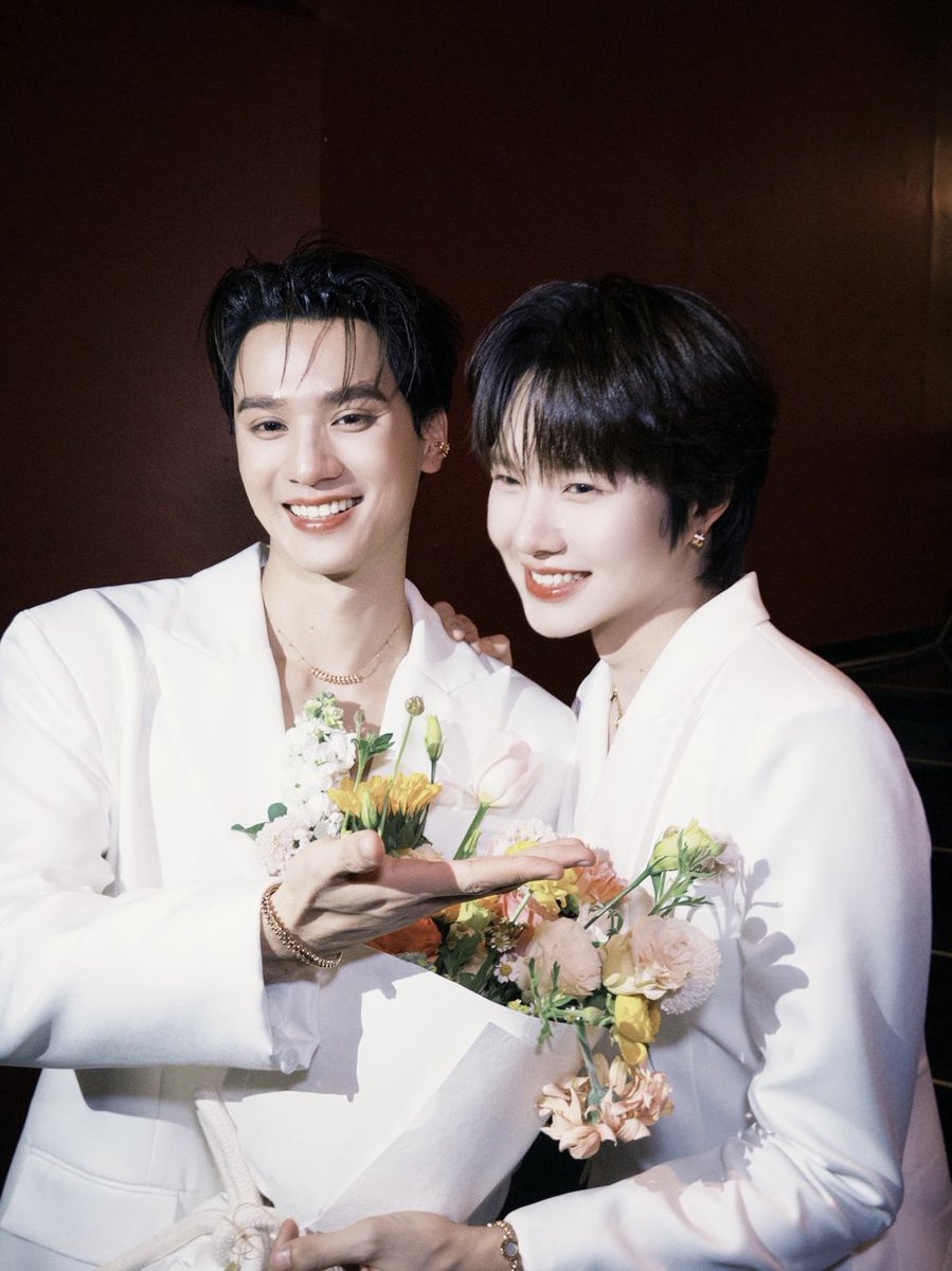 ภูมิใจในตัวพี่อเล็กซ์ คิมมากน้า หมาป่าฤดูหนาวที่ดุร้ายที่สุด ที่นี่คือถิ่นเราโบร ภูเขาแถบนี้เราคือราชา เก่งสมชื่อเลยจริง ๆ ปุ๋งมีน้ามตา ขอสมัครเป็น Wolfy ของพี่เย้กคิมนะงับ อิอิ

#ดีว่าราวีวันนี้ในโรงภาพยนตร์