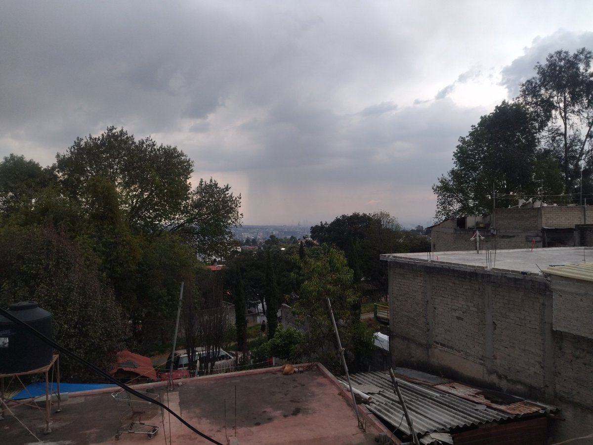EricEstada82's tweet photo. @889romo @889Noticias Pues si Sr. Romo, claramente se ve que llueve feo por allá ... Aquí en el sur del Ajusco, alcaldía Tlalpan apenas cae una muy liguera llovizna. ✌🏾😁✌🏾 Saludos. https://t.co/k5bk476V87