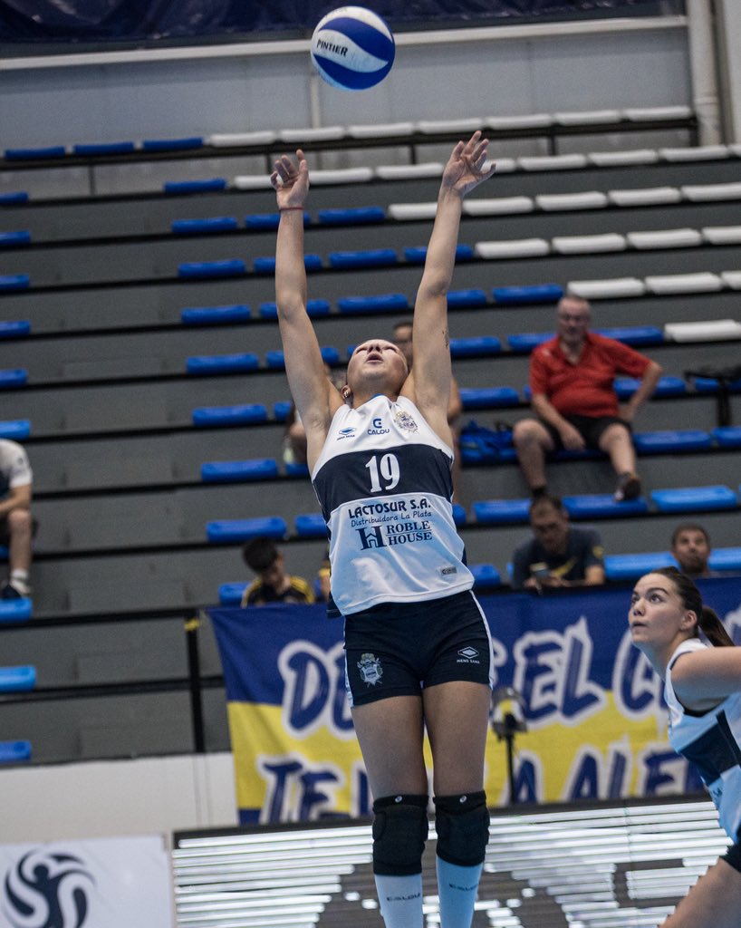 🐺 ¡Las Lobas se quedaron con el segundo y están a un set del tercer puesto del OSMITA Super 8!

👉 Ferro 0-2 Gimnasia 
22-25, 21-25

🫵 ¡Seguí la definición por FOX Sports!