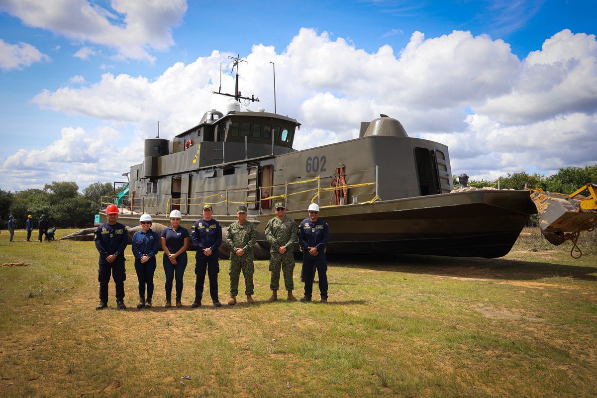 ArmadaColombia's tweet image. La Armada de Colombia, en articulación con el talento humano de @Cotecmar y el apoyo de aliados estratégicos de Puerto Carreño, realizó la botadura al agua de la Patrullera de Apoyo Fluvial Liviana ARC “SSIM Manuel Antonio Moyar Pajaro”, tras culminar satisfactoriamente un…