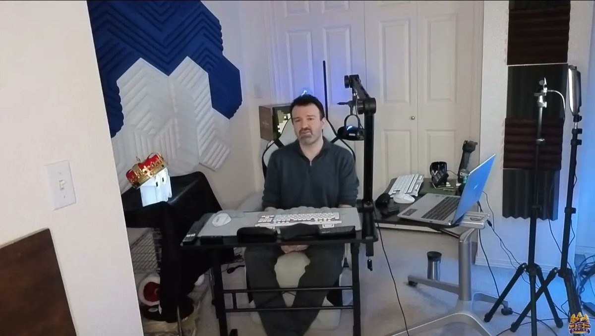 its weird how the more pitiful he looks, the more disgusted i get lookin at him lol