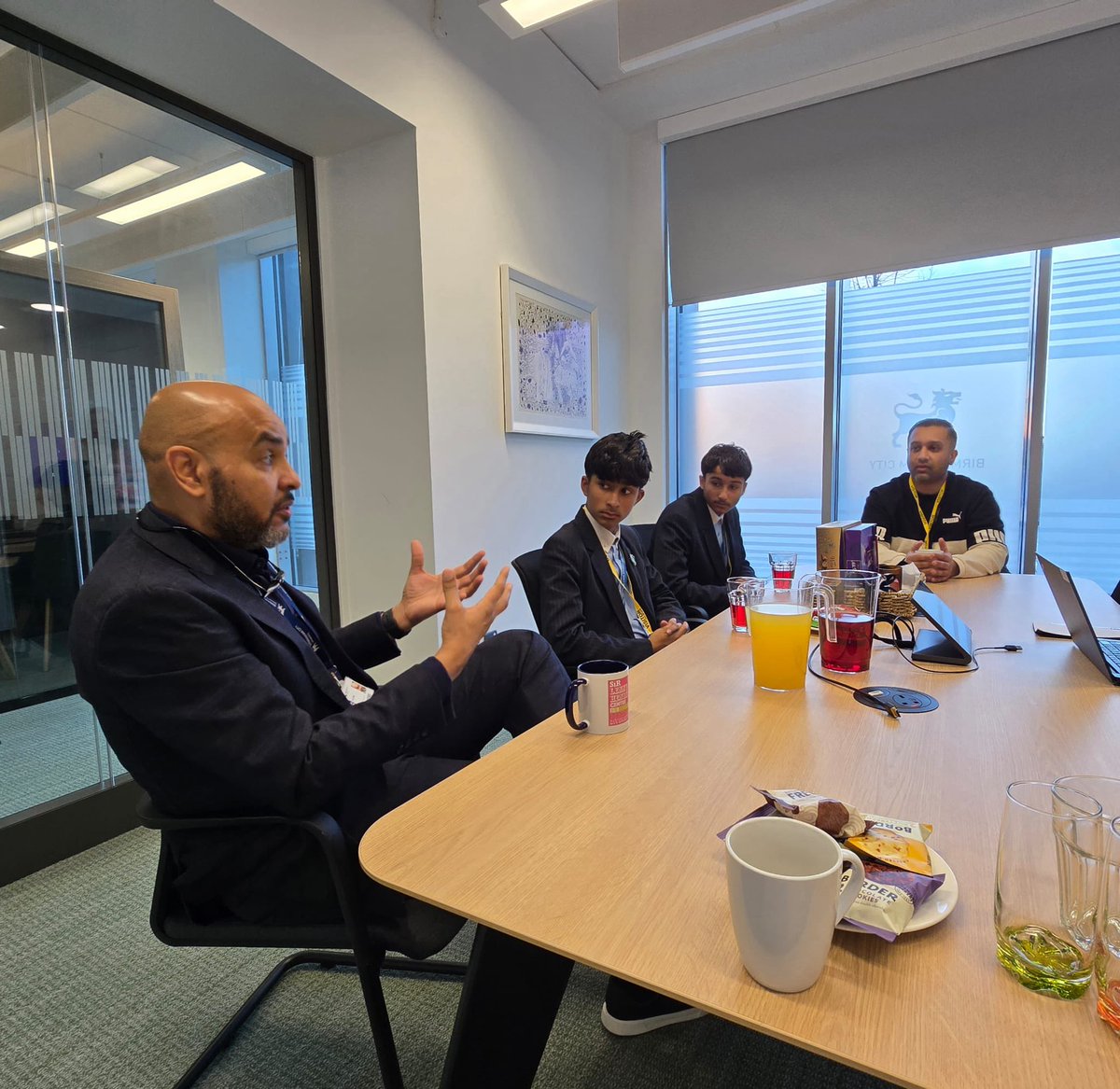 EBLAeast's tweet photo. Pupils from @EBLAeast had an opportunity to meet with @MyBCU Vice-Chancellor Professor David Mba and show appreciation for the brilliant work he has done for our community #WeAreStar #spreadingkindness #StarCitizens @AmrazDarnish @StarAcademies https://t.co/oaMmORiKfT