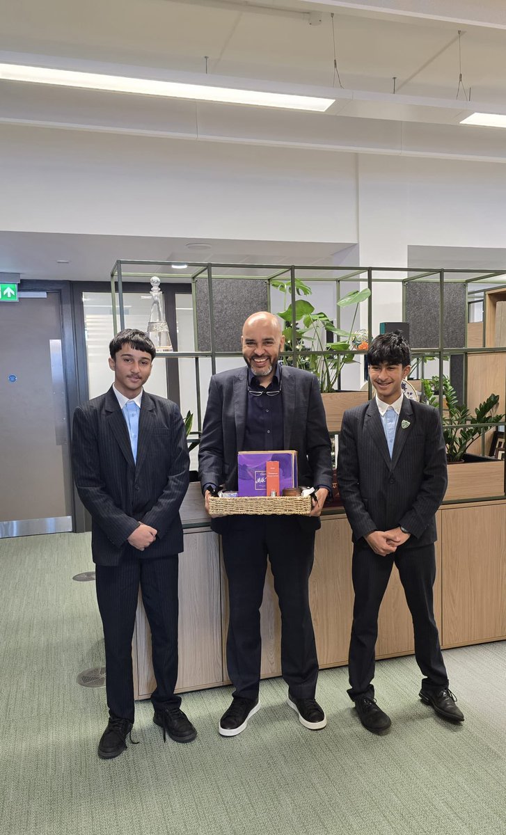 EBLAeast's tweet photo. Pupils from @EBLAeast had an opportunity to meet with @MyBCU Vice-Chancellor Professor David Mba and show appreciation for the brilliant work he has done for our community #WeAreStar #spreadingkindness #StarCitizens @AmrazDarnish @StarAcademies https://t.co/oaMmORiKfT