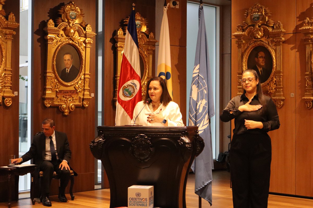 PNUD_CR's tweet photo. 📊 Hoy hemos sido parte de un evento que nos llena de esperanza. La presentación de los avances del Observatorio Nacional de Derechos Humanos marca un paso decisivo hacia un país que actúa con más compromiso.

Se compartió un trabajo que no solo es técnico: es profundamente humano. Un trabajo que busca que ninguna vulneración quede invisible, que cada dato cuente una historia que necesita ser atendida y que las instituciones tengan más herramientas para proteger a quienes más lo necesitan.

El Observatorio ha sido liderado por @defensoriacr, con el acompañamiento de @OACNUDH, @Ganhri1/@RINDHCA y @PNUD_CR. Además, cuenta con el apoyo de @noradno, @undp Estado de derecho, Derechos humanos, Justicia y Seguridad.

El primer dashboard, las nuevas capacidades en análisis de datos y el diseño de esta plataforma son apenas el comienzo. El Observatorio nace para transformar realidades y para recordarnos que la justicia empieza por comprender, y que comprender empieza por ver.

Gracias a todas las personas e instituciones que acompañaron este momento. Hoy avanzamos juntas y juntos hacia un país donde la información se convierte en acción y la acción en dignidad.