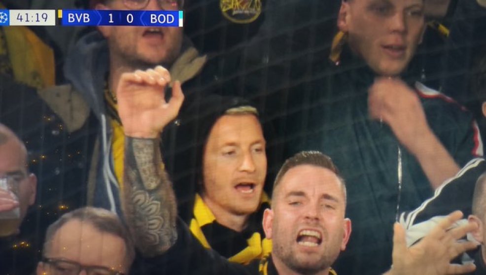 El Dortmund invita a Reus a vivir un partido de Champions League en el estadio y él decide irse con los ultras a animar.

Ya no quedan muchos como él. Qué leyenda.