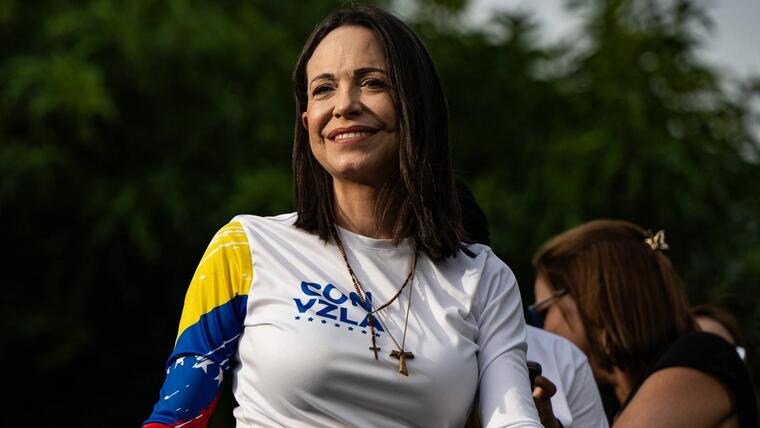 patriciajaniot's tweet image. ¡La noticia está en lo que no cuenta Diosdado Cabello! Los detalles de la salida de @MariaCorinaYA hacen ver muy mal al régimen.  
María Corina Machado dijo que su salida de Venezuela implicó muchos riesgos y el peligro para muchas personas. 

A esta hora no sabemos más de ese…