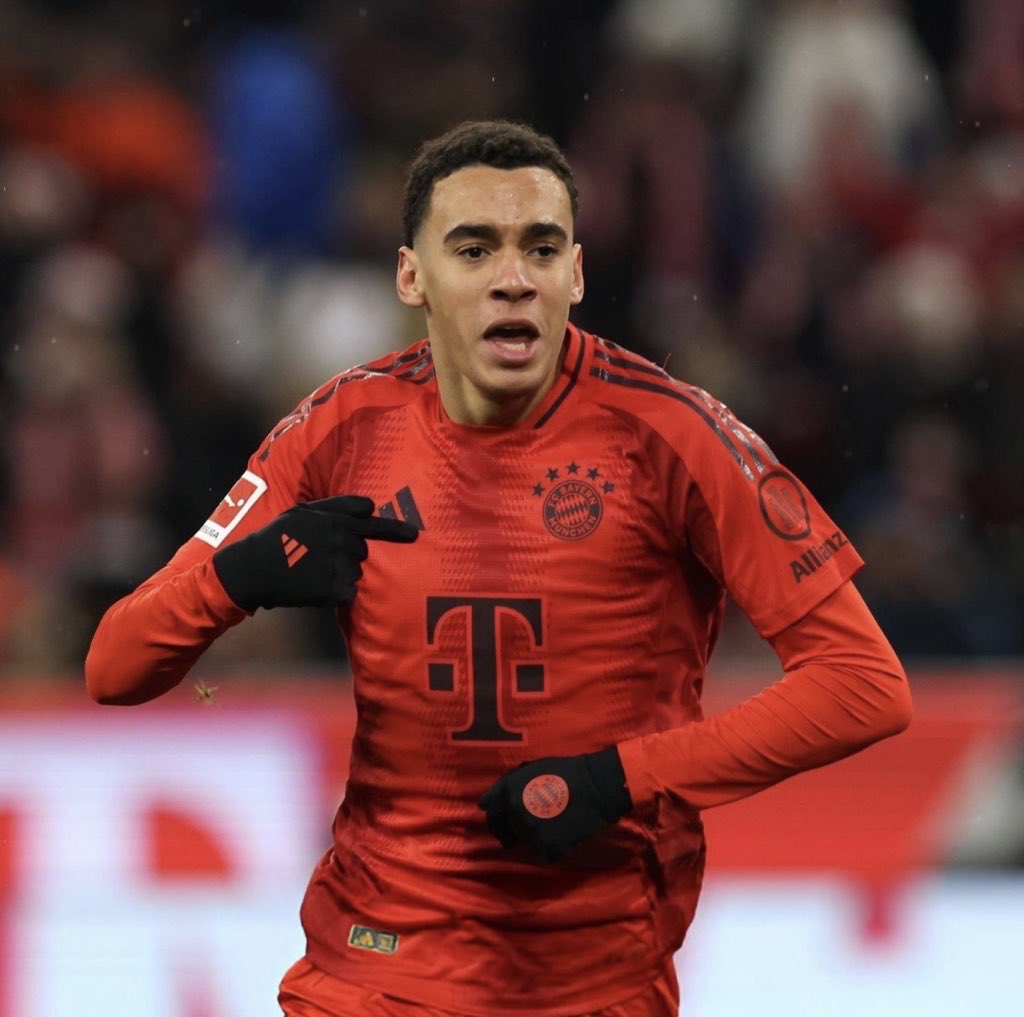 _BAYYERN's tweet image. تخيل عزيزي المشاهد ان في يوم من الأيام الناس كانت مشغوله بالمقارنه بين بيلنغهام وموسيالا !