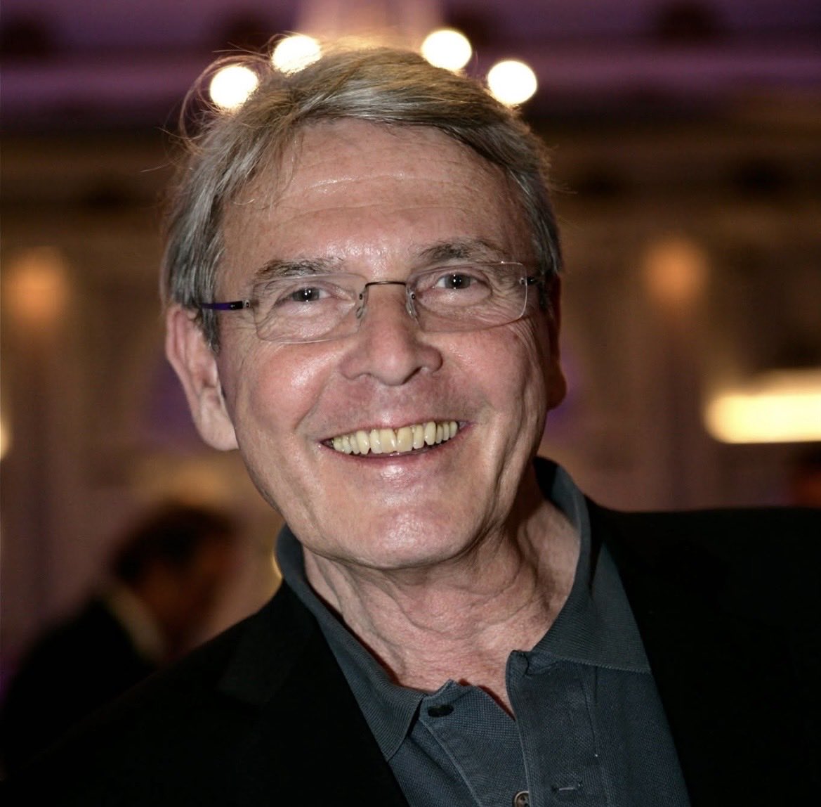 Très triste d’apprendre le décès de Pierre Géraud, survenu ce jour.
Pour les plus jeunes, il fut le rédac’ chef des JT d’Yves Mourousi, de PPDA, de Laurent Delahousse…

Un hommage lui sera rendu le 17 décembre à 13h15 au Crématorium du Père Lachaise. salle de la coupole.