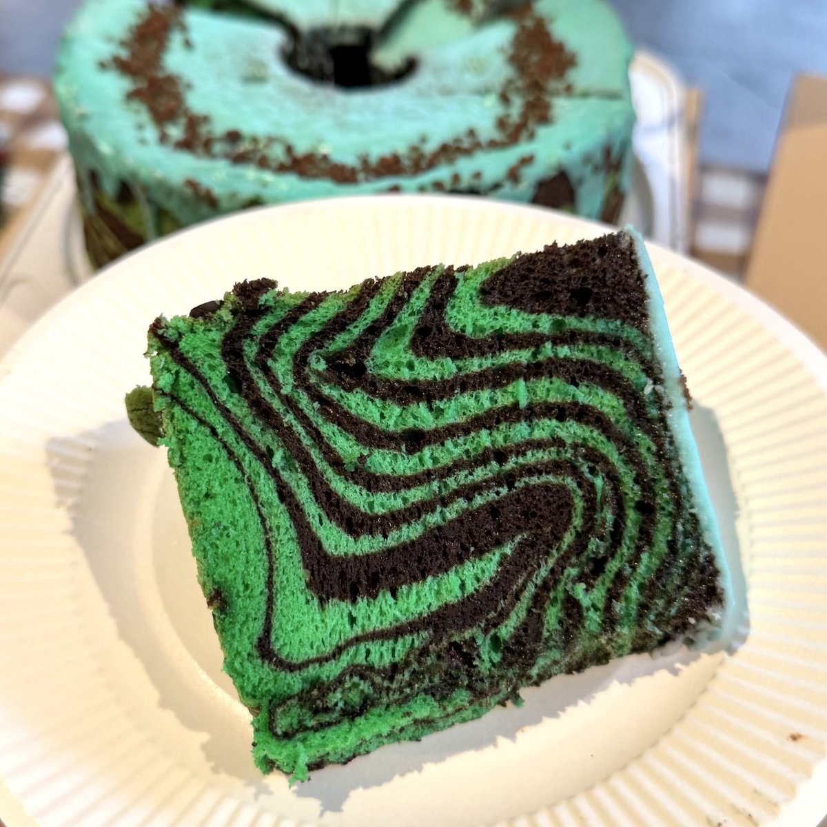 choco_mintk_'s tweet photo. 浪漫喫茶ツバキヤさんのチョコミントシフォンケーキ🍫🌱ふわふわで、なおかつ爽快感もばっちりで、マーブル模様の断面も美しすぎる...#チョコミント 

(こちらはチョコミント会の参加者の方がお店にて注文していただきました🙏ありがとうございます!!) https://t.co/aIFYg12tF8