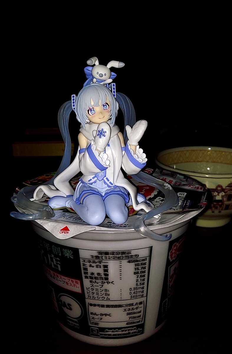 初音ミク ,ラビット・ユキネ ,雪ミク 「積雪はうっすら5センチ未満。 スノーダンプを、押しながらただ歩くだけでオシマイの」|浅利与一義遠のイラスト