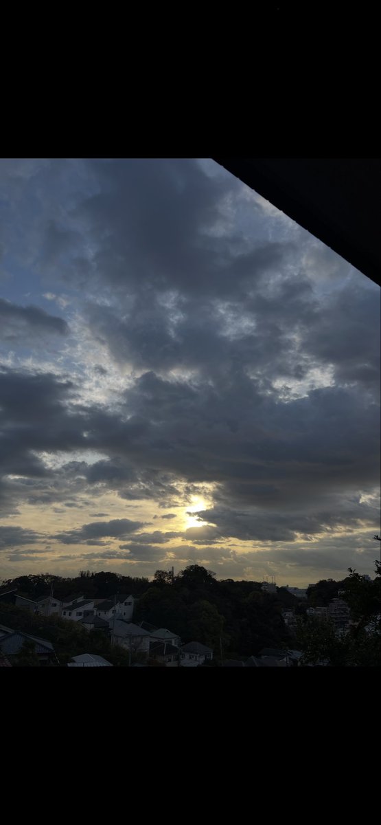 おはミライ～♪☀️
横浜市金沢区は雲の切れ目から太陽が顔を出しそうな感じです！

師走は走る🏃‍➡️！と言いますが、今日から12月も中盤戦。あせらず着実にできることをしっかりと☺️

本日もよろしくおねがいします🙇🔥

#おはミライ
#冬の日の習慣
#資産形成
#ドルコスト平均法
#企業型DC