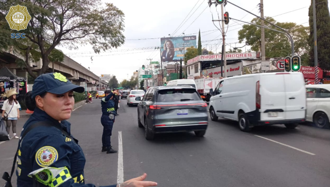 Oficiales de #Tránsito de la #SSC implementan dispositivo de seguridad y  vialidad en inmediaciones del Estadio GNP Seguros, colonia Granjas México,  @IztacalcoAl, por evento a las 21:00 horas. Aquí #AlternativaVial  #MovilidadCDMX