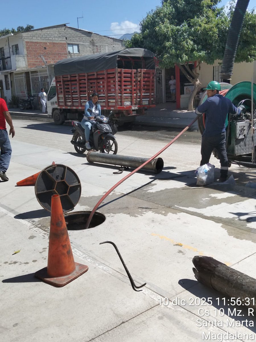 essmar_esp's tweet photo. 🚧 Continuamos nuestras labores de destape de la red en el sector de Timayuí, donde nuestro equipo técnico trabaja con el apoyo de los vehículos succión - presión para garantizar la normalización del sistema.

En Essmar seguimos comprometidos con el bienestar de la comunidad. https://t.co/ntJOBGE400