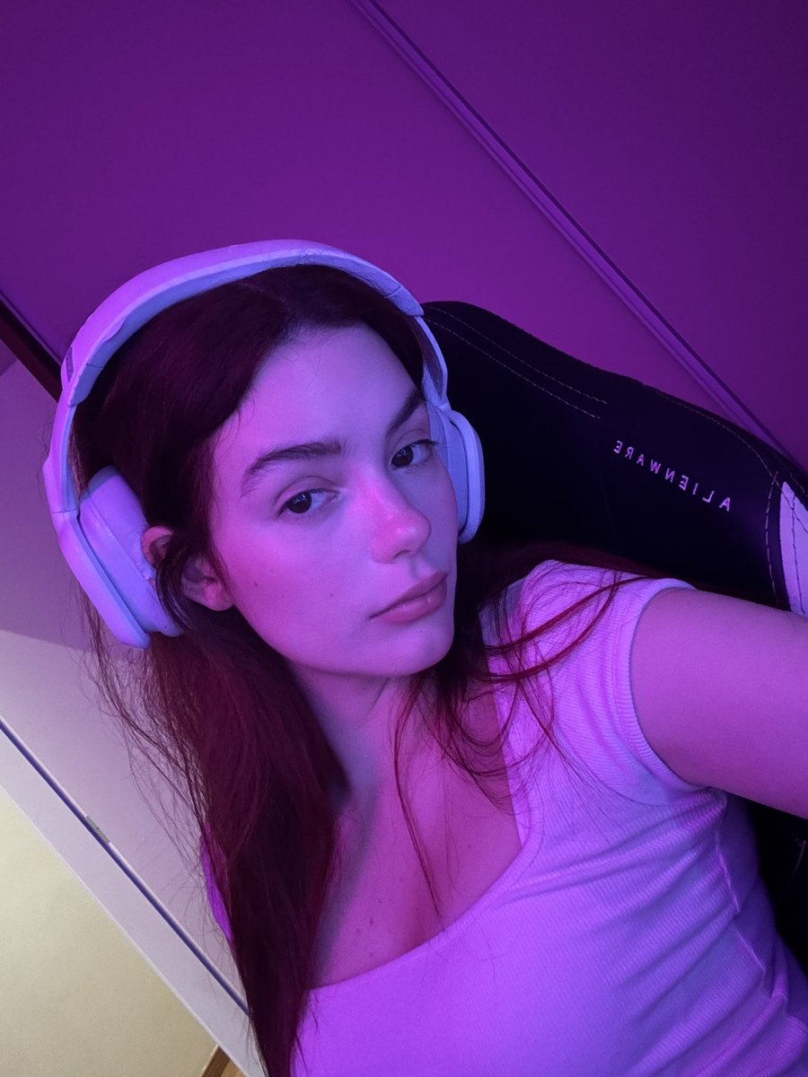 Oii vamos jogar tft twitch.tv/larisaldanha
