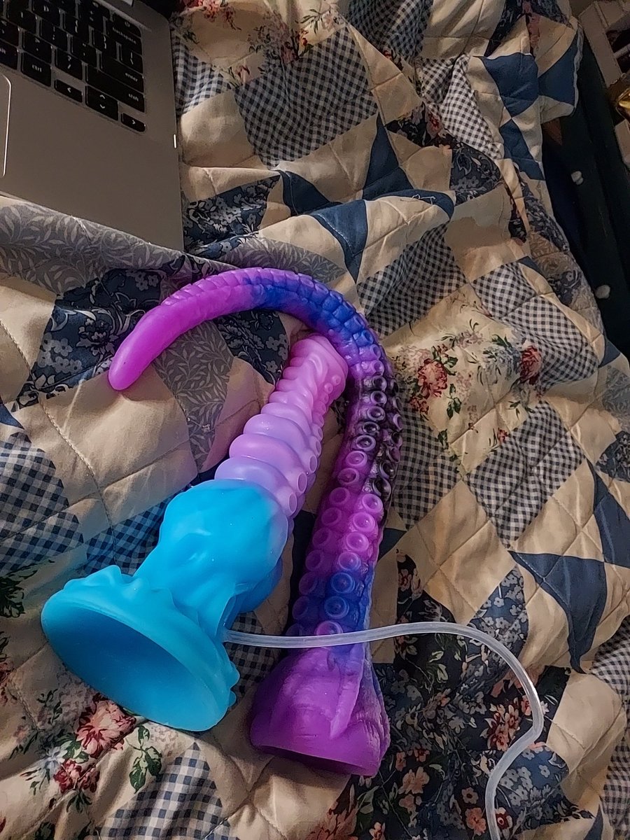 cchellesbells69's tweet photo. Cone join me on https://t.co/WRU1vLrZjv for some naughty fun with these #monsterdildos #milf #camgirl https://t.co/hbV3Tmuodg