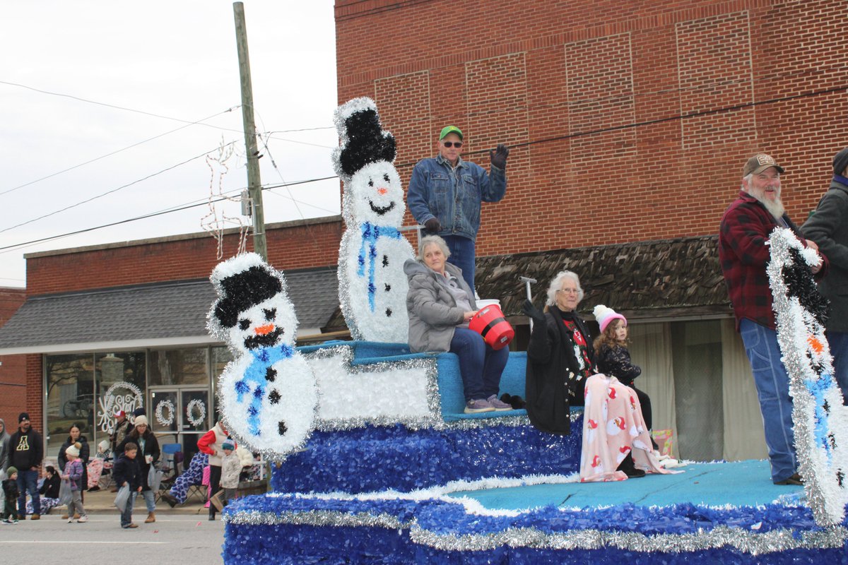 Tville_Times's tweet image. Christmas Parade: A Special Day in Taylorsville --

Read Angela King's essay on the annual event and see photos here:
taylorsvilletimes.com/2025/12/10/chr…