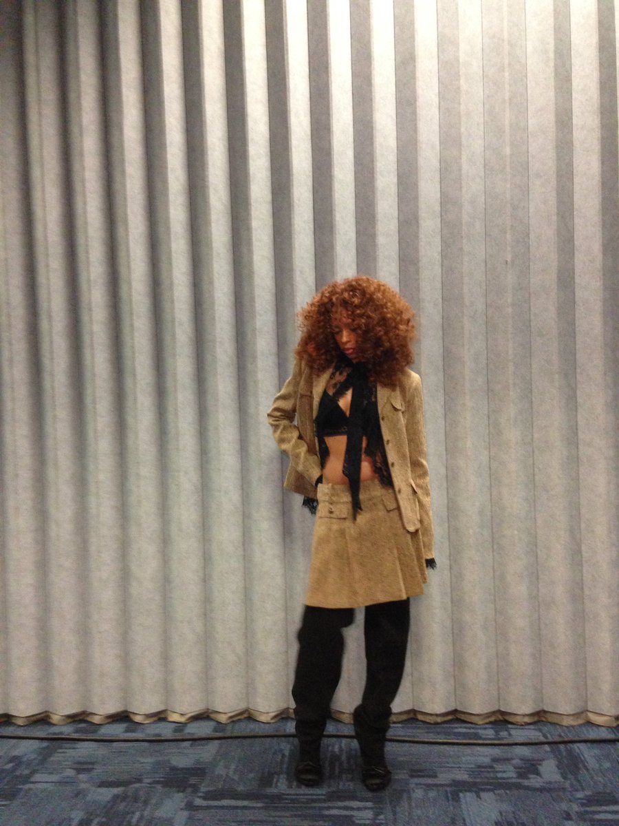 ravynlenae's tweet photo. A lil Chi and a lil Detroit with @IHRJingleBall ★ https://t.co/zFY1sB9FDQ