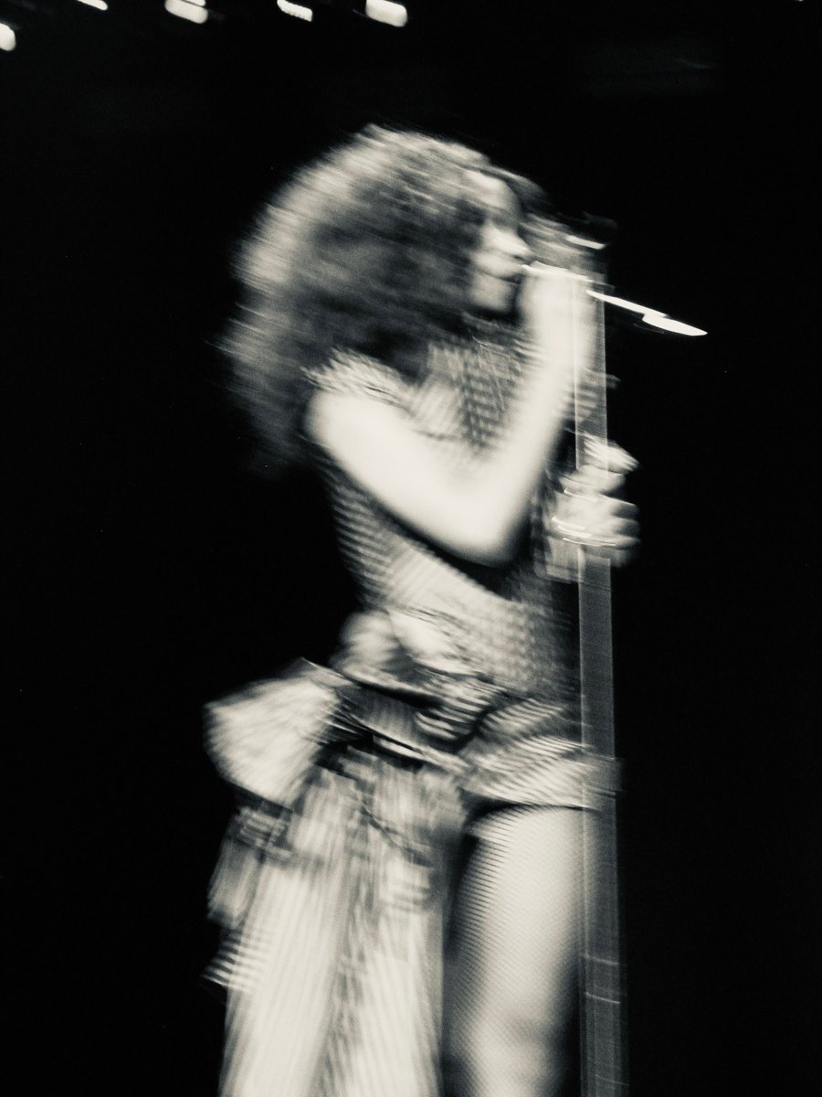 ravynlenae's tweet photo. A lil Chi and a lil Detroit with @IHRJingleBall ★ https://t.co/zFY1sB9FDQ
