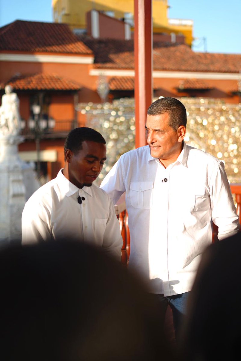 Y como al que hace bien le va bien, Wilmer Medina, el famoso 'Chico de las fresas' desalojado del semáforo de Bocagrande, tendrá su primer local comercial de frutas en el renovado #ParqueCentenario. 

Invité a Wilmer al despacho, hablamos, dimos una ronda por el Palacio de La