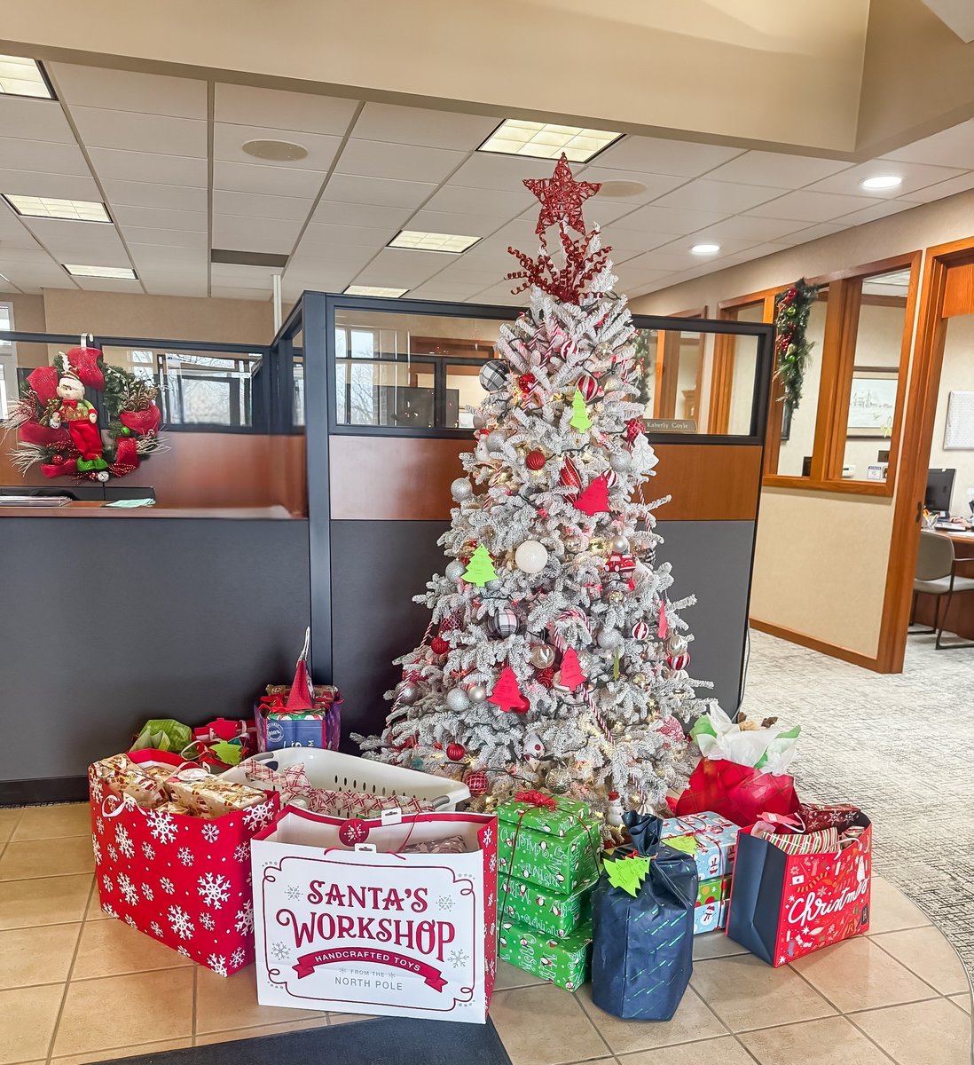 BankWithPeoples's tweet photo. Support Mid-Sioux Opportunity, Inc. & local families in need!
We have a few tags left on our Akron Peoples Bank Giving Tree and have extended the deadline to return gifts to Monday, Dec. 15!
Thank you to everyone who has donated gifts!
#WhereValuesMatter | Member FDIC https://t.co/7A9gqIIhXC