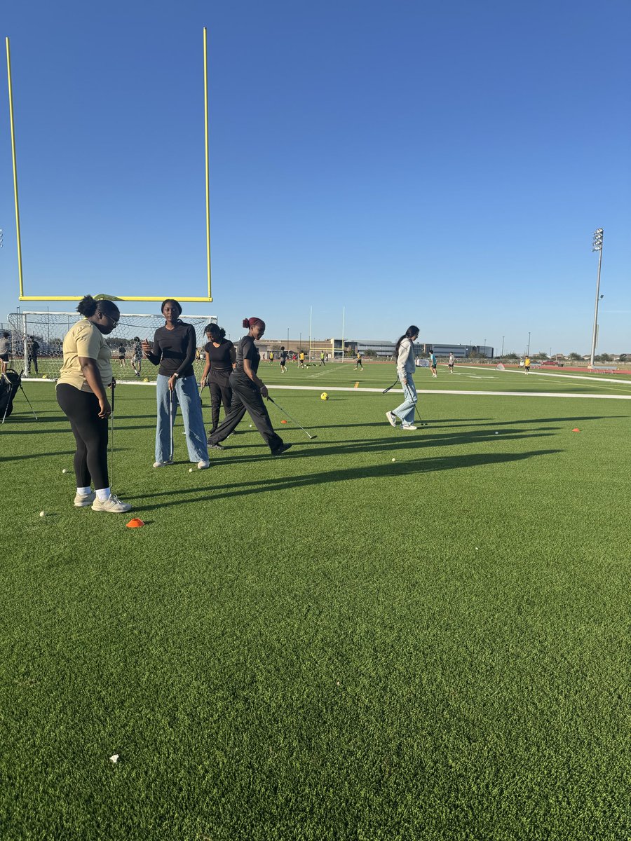 cy_parkgolf's tweet photo. When there is a will, there is a way!  Putting practice on the turf today.  #goldblooded https://t.co/PmQZGMjMmP