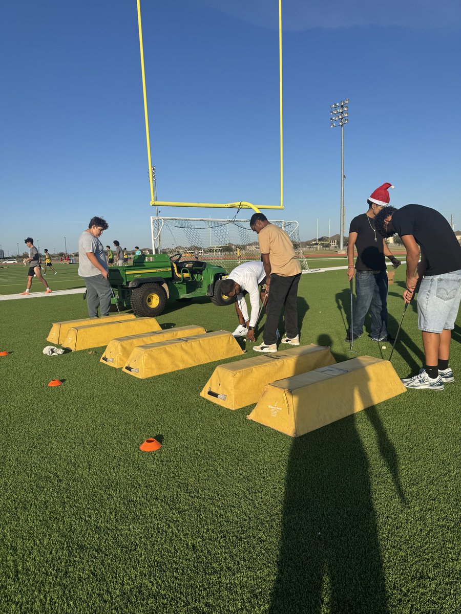 cy_parkgolf's tweet photo. When there is a will, there is a way!  Putting practice on the turf today.  #goldblooded https://t.co/PmQZGMjMmP